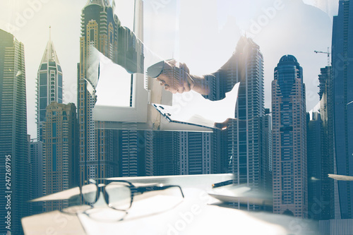 Fotomural Businessmen making handshake in office