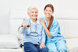Pflegedienst Frau und glückliche Seniorin