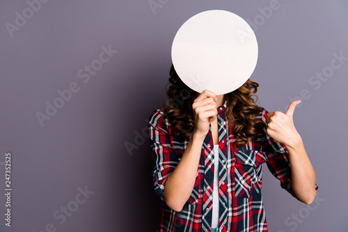 Fotografía Close up portrait of unknown beautiful amazing she her lady arm show hold round