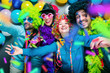 © karepa - Karneval Party,Lachende Freunde in bunten Kostümen feiern Karneval .