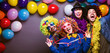 © karepa - Karneval Party,Lachende Freunde in bunten Kostümen feiern Karneval .