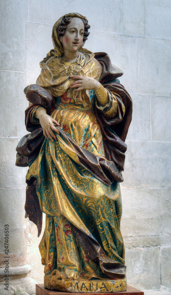 Statue de Marie dans l'église du monastère d'Alcobaça, Portugal - obrazy, fototapety, plakaty 
