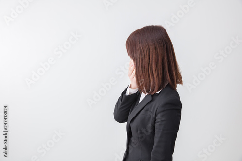 風邪をひいたビジネスウーマン スーツの女の子 横顔 Stock Photo Adobe Stock