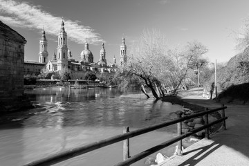 Wall Mural - Zaragoza - The Basilica del Pilar over the Ebro river with the riverside.