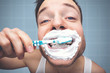 canvas print picture - Witziges Porträt eines Mannes beim Zähneputzen