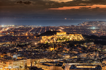 Fototapete - Die Skyline von Athen, Griechenland, am Abend nach Sonnenuntergang mit der Akropolis im Zentrum