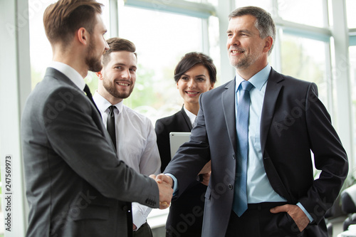 Cuadros en Lienzo Business people shaking hands, finishing up a meeting.