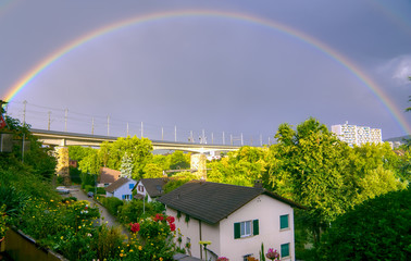 Regnbogen über Eisenbahnbrücke