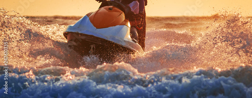 Plakaty Motorówki  sporty-wodne-w-goa-indie-motorowka-skuter-wodny-lub-wave-runner-w-akcji-do-jazdy-turystycznej