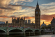 Der Big Ben Turm und die Westminster Brücke in London, Großbritannien, bei Sonnenuntergang