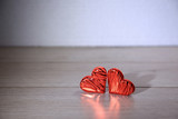 Fototapeta  - Dwa czerwone serca na deskach, 14 lutego