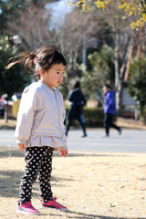 Poster - 冬の公園で遊ぶ女の子