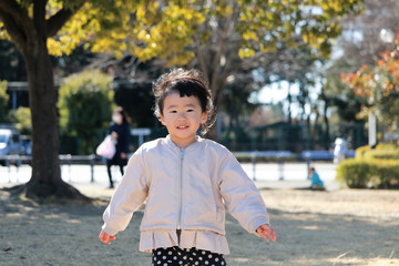 Sticker - 冬の公園で遊ぶ女の子