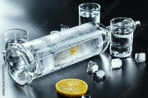 Fotografía Cold vodka in shot glasses on a black background.
