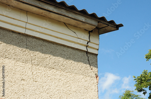 Fotomural House wall crack on the roof corner.