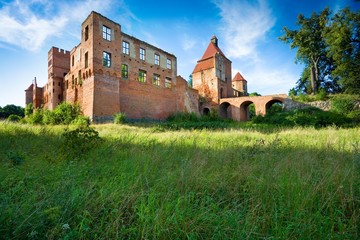 Wall Mural - Ruins of medieval teutonic knights castle in Szymbark, Poland (former Schonberg, East Prussia)