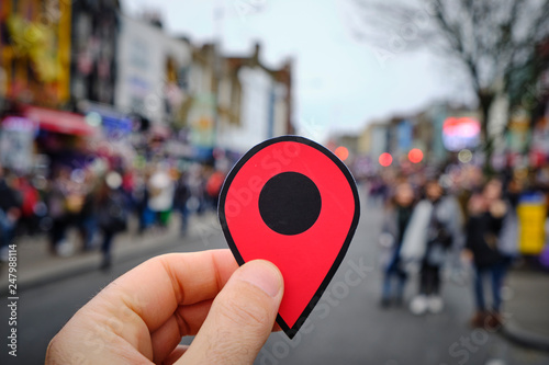 man with red marker in Candem High Street, London Fototapete