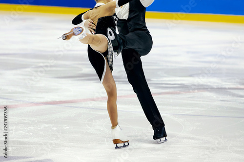 Fotografía figure skating pair skaters in free skating compete