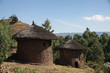 tradycyjne okrągłe afrykańskie chaty kryte strzechą w etiopii