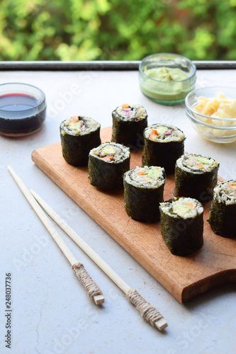 Zdjęcie XXL Sushi z kalafiora, awokado i tuńczyka. Tradycyjne azjatyckie jedzenie. Pojęcie zdrowej żywności diety. Bez zbóż. Bezglutenowe. Bez nabiału. AIP Autoimmune Paleo.
