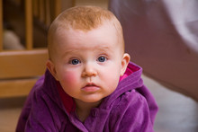 Gesicht Eines Babys Mit Roten Haaren Und Lila Oberteil 