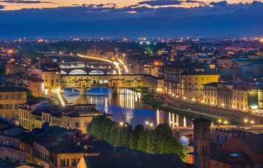 Canvas Print - Florence, Ponte Vecchio arch bridge at twilight from Piazzale Michelangelo (Tuscany, Italy)