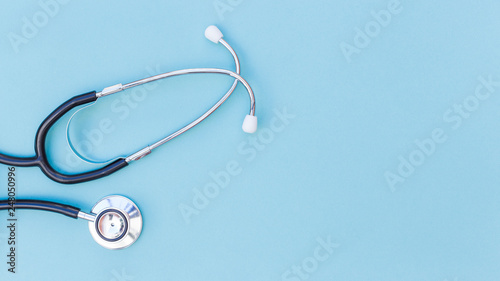Fotografía An elevated view of stethoscope over blue background