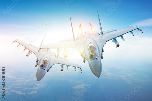 Papel de parede Pair of combat fighters, in conjunction flying in the sky over the territory
