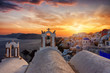 Santorini bei Sonnenuntergang: das Dorf Oia mit den zahreichen Kirchen und weißgewaschenen Häusern, Kykladen, Griechenland