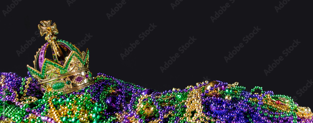 New Orleans mardi gras crown and beads in green, gold, and purple - obrazy, fototapety, plakaty 