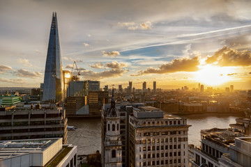 Fototapete - Panorama der modernen Skyline von London, Großbritannien, bei Sonnenuntergang 