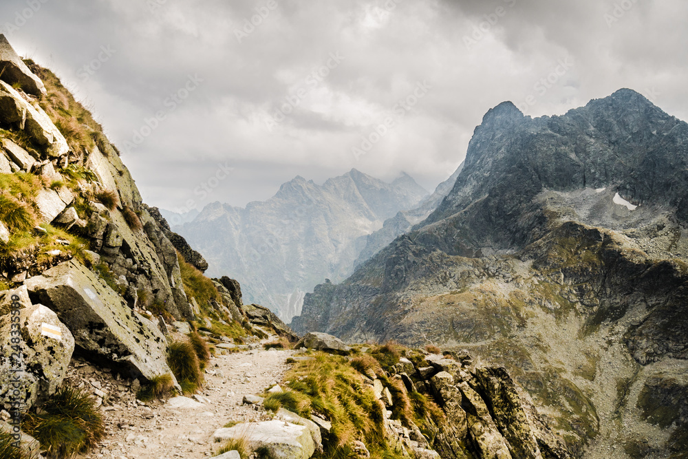Ścieżka w górach szlak turystyczny nad urwiskiem w Tatrach w Polsce - obrazy, fototapety, plakaty 