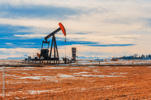 Plakat Wydobycie ropy naftowej na jałowym krajobrazie