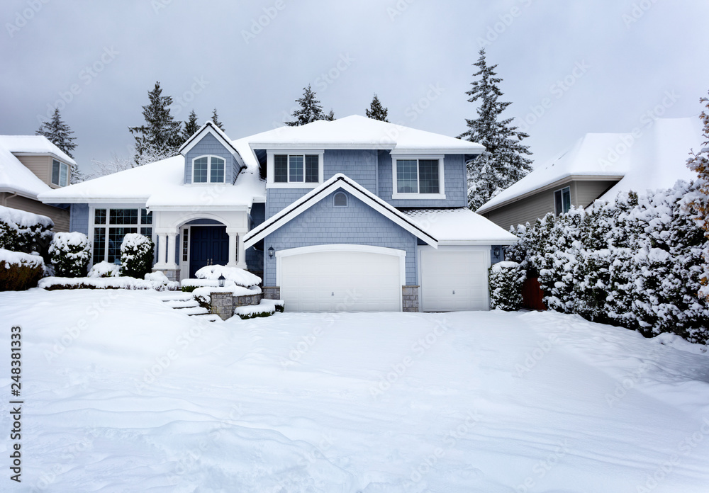 Rare snow storm in Northwest United States with residential home in background - obrazy, fototapety, plakaty 