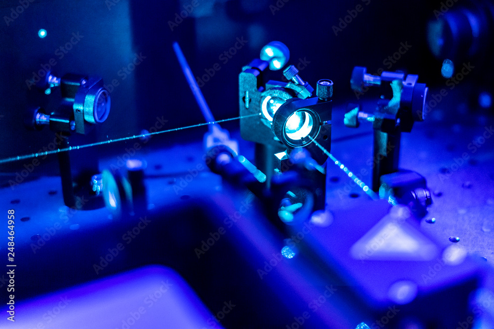laser reflect on optic table un quantum laboratory b - obrazy, fototapety, plakaty 