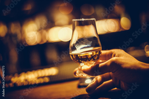 Fotografía Hand holding a Glencairn single malt whisky glass
