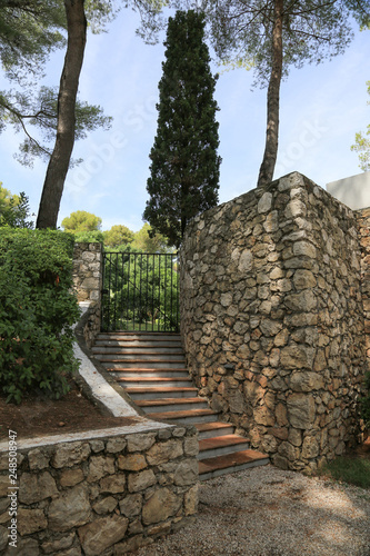 Mediterrane Gartengestaltung Treppenaufgang Mit Bruchsteinmauern