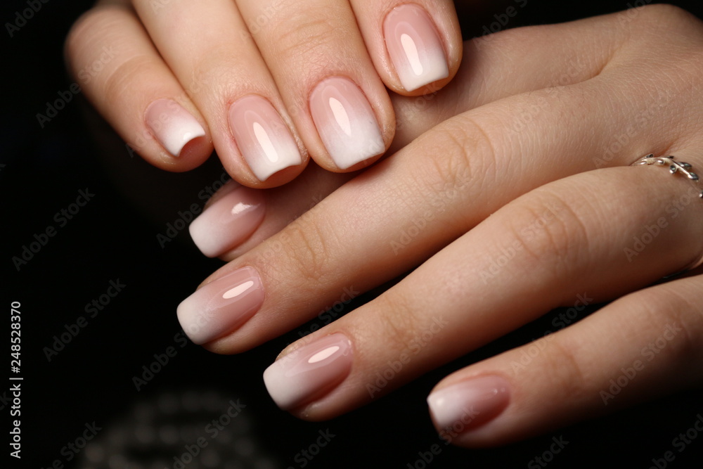 Foto Amazing natural nails. Women's hands with clean manicure.