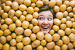 Frau mit Kartoffeln , Konzept für Lebensmittelindustrie. Gesicht von lachende Frau in Kartoffel flache.