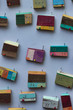Bunt bemalte Miniatur Holzhäuser an einer hellblauen Wand