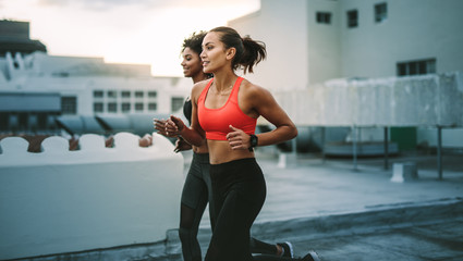 Poster - Fitness women running together on rooftop