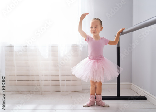 Foto  girl is studying ballet.