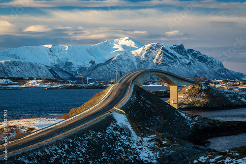 Pinturas sobre lienzo  Atlantic Ocean Road in winter sunny day