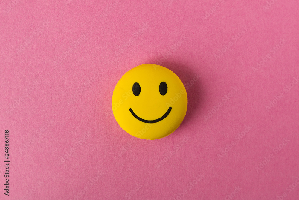 Funny smiley face on pink background. Positive mood. Empty text space. - obrazy, fototapety, plakaty 