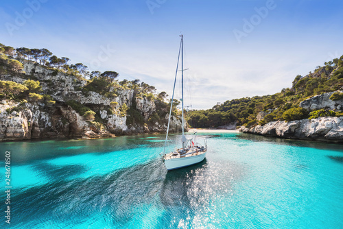 Fotografía Beautiful beach with sailing boat yacht, Cala Macarelleta, Menorca island, Spain