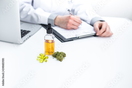 Cuadros en Lienzo Arzt verschreibt medizinisches Cannabis