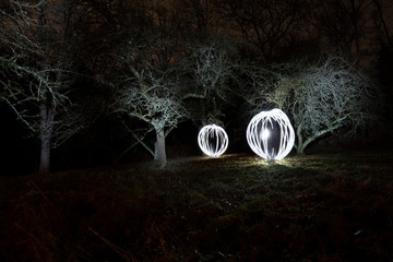 Lightpainting Bälle auf Obstwiese mit Bäumen