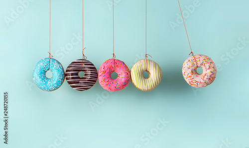 Fotomural Newton's cradle from doughnuts