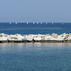 Barche a vela in mare. Veduta dell'orizzonte marino. Mare Adriatico. Sud Italia