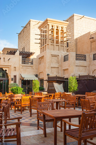 Fotografía DUBAI, UAE - NOVEMBER 15: View of the Souk Madinat Jumeirah